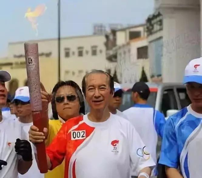 香港赌王何鸿燊治病花了多少钱,赌王何鸿燊治疗费