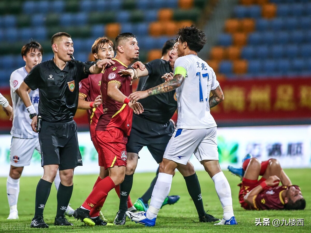 中国足球比赛裁判被打名场面,中国足球最惹争议的判罚