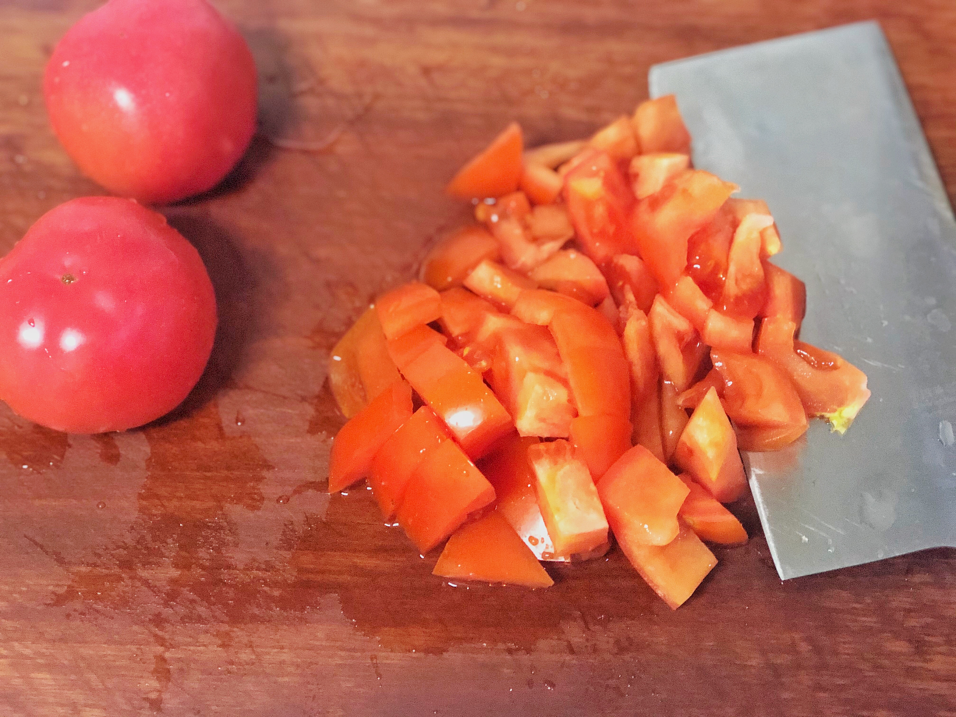 自己在家也能做拉面又细又长，配上西红柿鸡蛋的卤子，味美鲜香