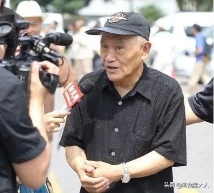 让陈道明屈膝弯腰,让张国立冯小刚起立的老兵