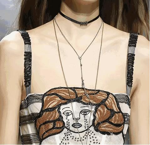 来不及减肥？今夏流行的“显瘦”方领单品，它可以拯救你