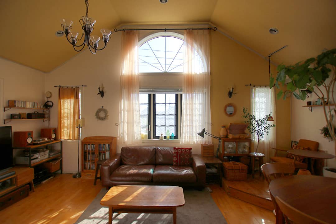 顶层带20平米左右的阁楼房子,有阁楼的挑高房子