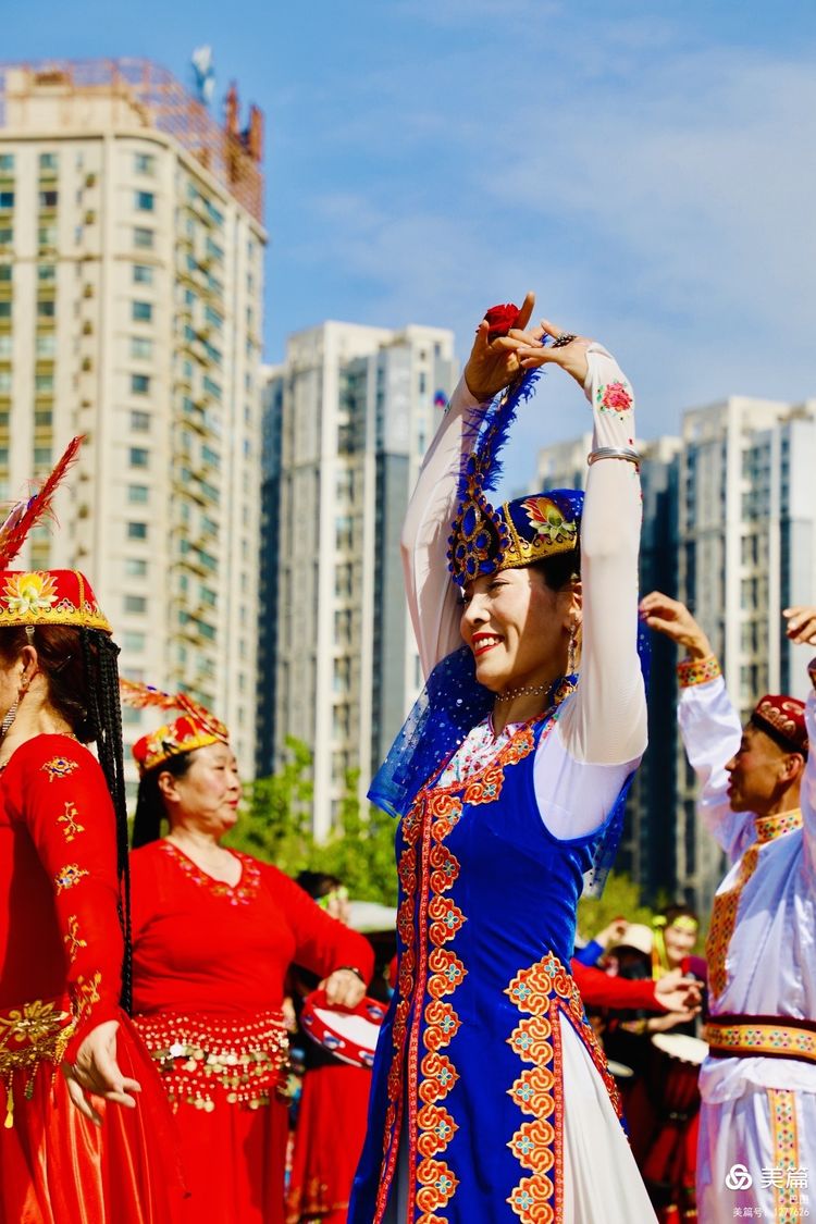 洛阳牡丹广场：*疆新**舞大联欢