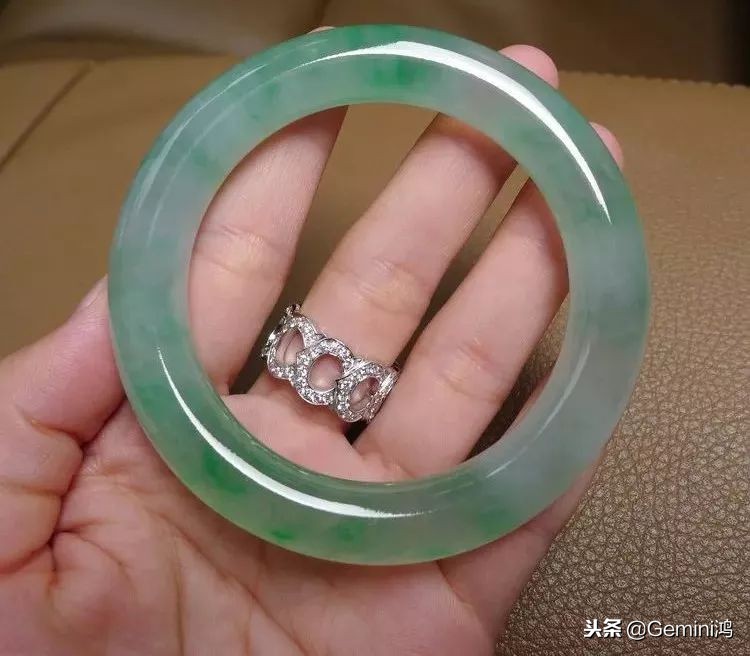 冰飘花翡翠手镯好处,戴翡翠手镯对身体有什么好处