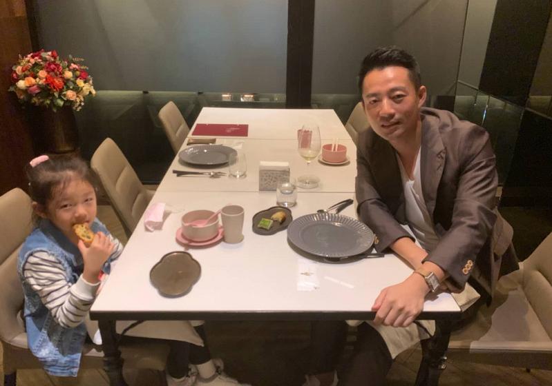 汪小菲哄孩子睡觉哄到崩溃,汪小菲踩到海胆