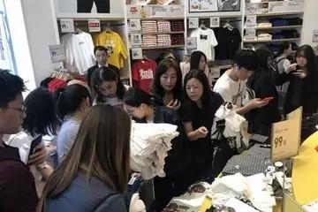 干翻ZARA，一年卖出300亿！这个丑牌子，被试衣间害惨了