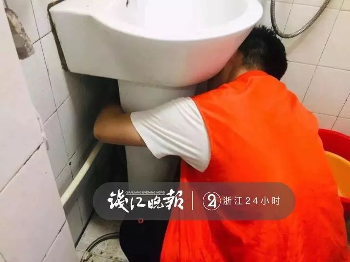“能帮忙剪下指甲吗？我付点钱”84岁老人的求助，看哭了