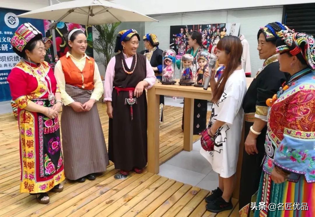 怎么用不要的衣服给玩偶做裙子,怎么给小玩偶做好看的小裙子