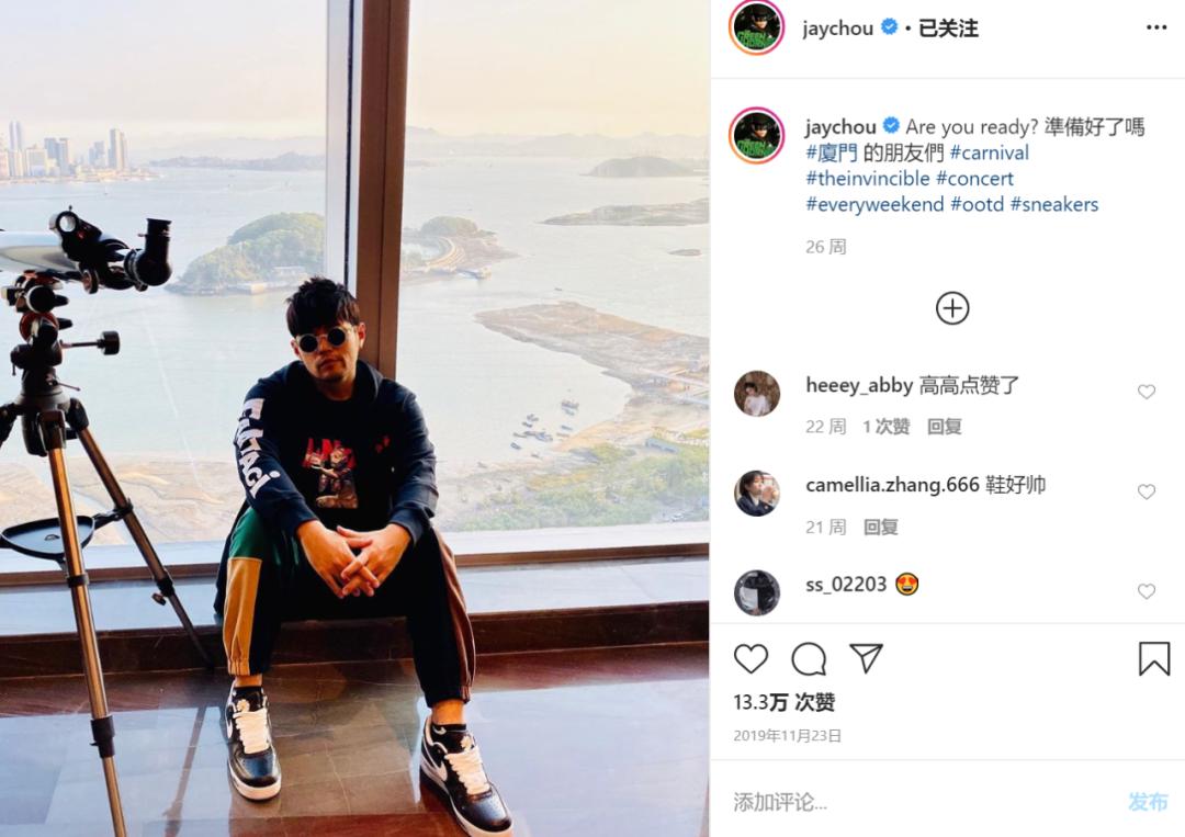 周杰伦发狗照片,周杰伦穿的彩虹鞋