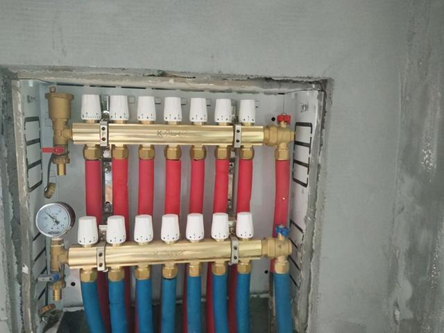 电地暖和空气能地暖优缺点,空气能地暖无水的好还是有水的好