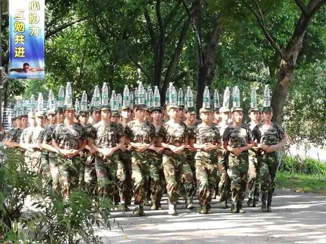 各高校军训放“大招”：踢手机、夹扑克，参训学生：教官，算你”狠”！