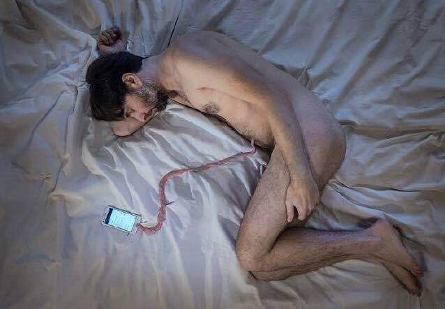 手机让人更亲密还是更疏远,手机让我们的距离越来越远