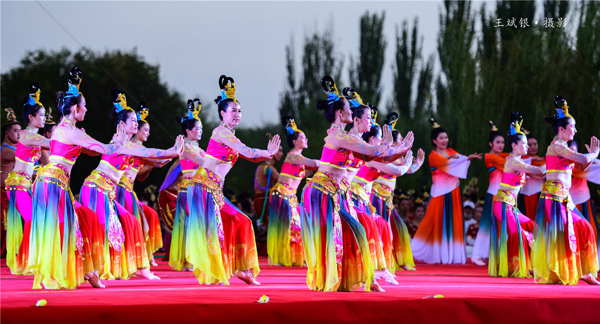 适合穿敦煌服跳的舞,跳敦煌舞服装