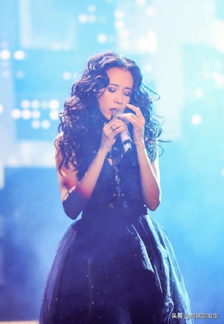 莫文蔚发型羊毛卷,48岁的莫文蔚依旧美丽动人