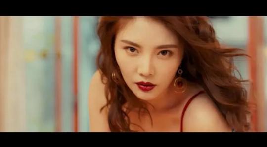 靠身材出道的两字女星,靠身材火的女星