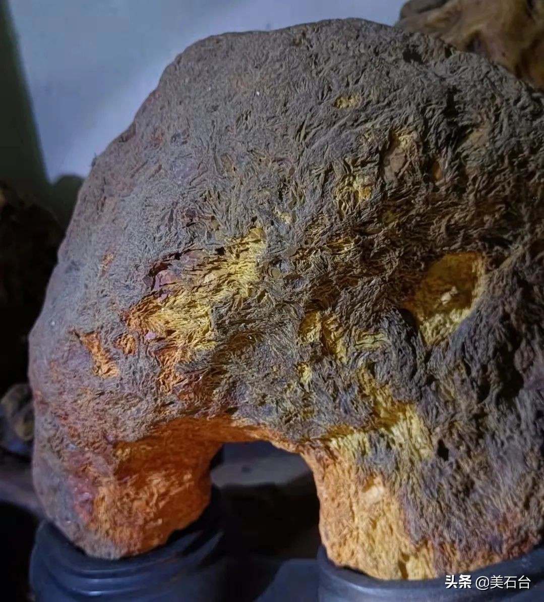 几十元石头付费鉴定变上亿元陨石,小伙子捡到了一块真正的玻璃陨石