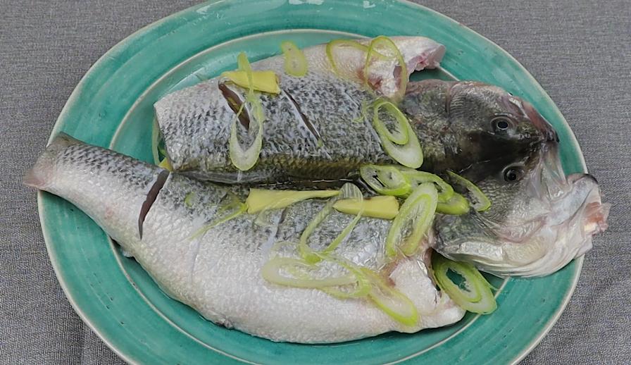 清蒸鱼用冷水蒸鱼还是用热水蒸鱼,热水蒸鱼要蒸几分钟比较好