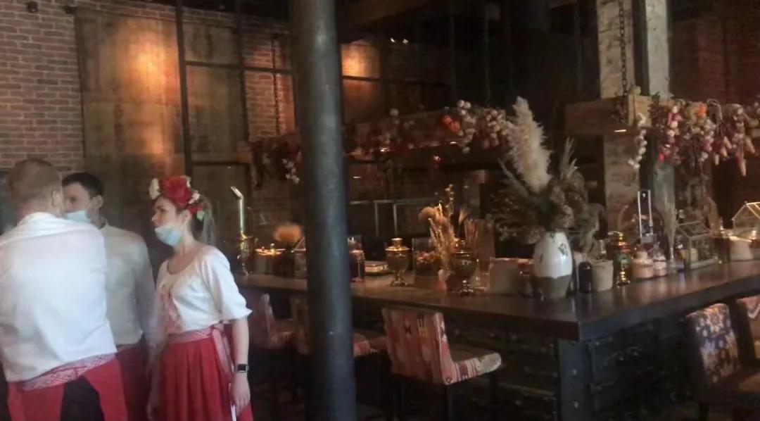 莫斯科的俄式包子铺，俄式四道菜，刚认识的17岁女孩给我做了个汤