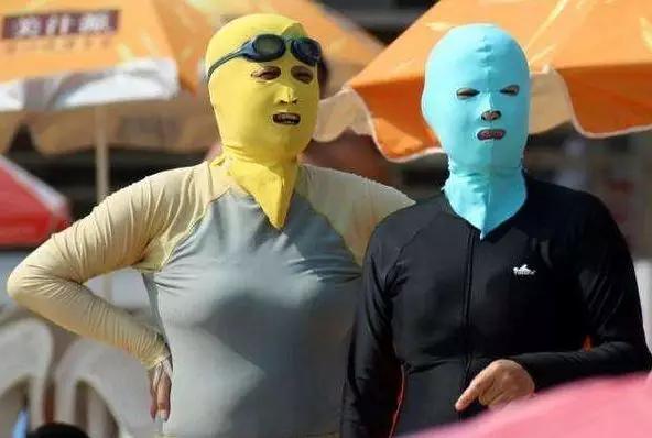 女人过40，建议出门戴帽子，既防晒又减龄，45像35，时髦又有档次