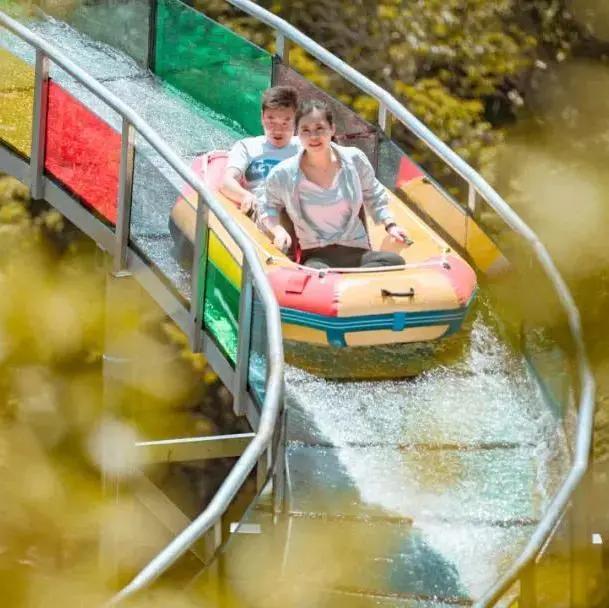 绿野仙踪旅游景区夜晚,画眉谷旅游景区