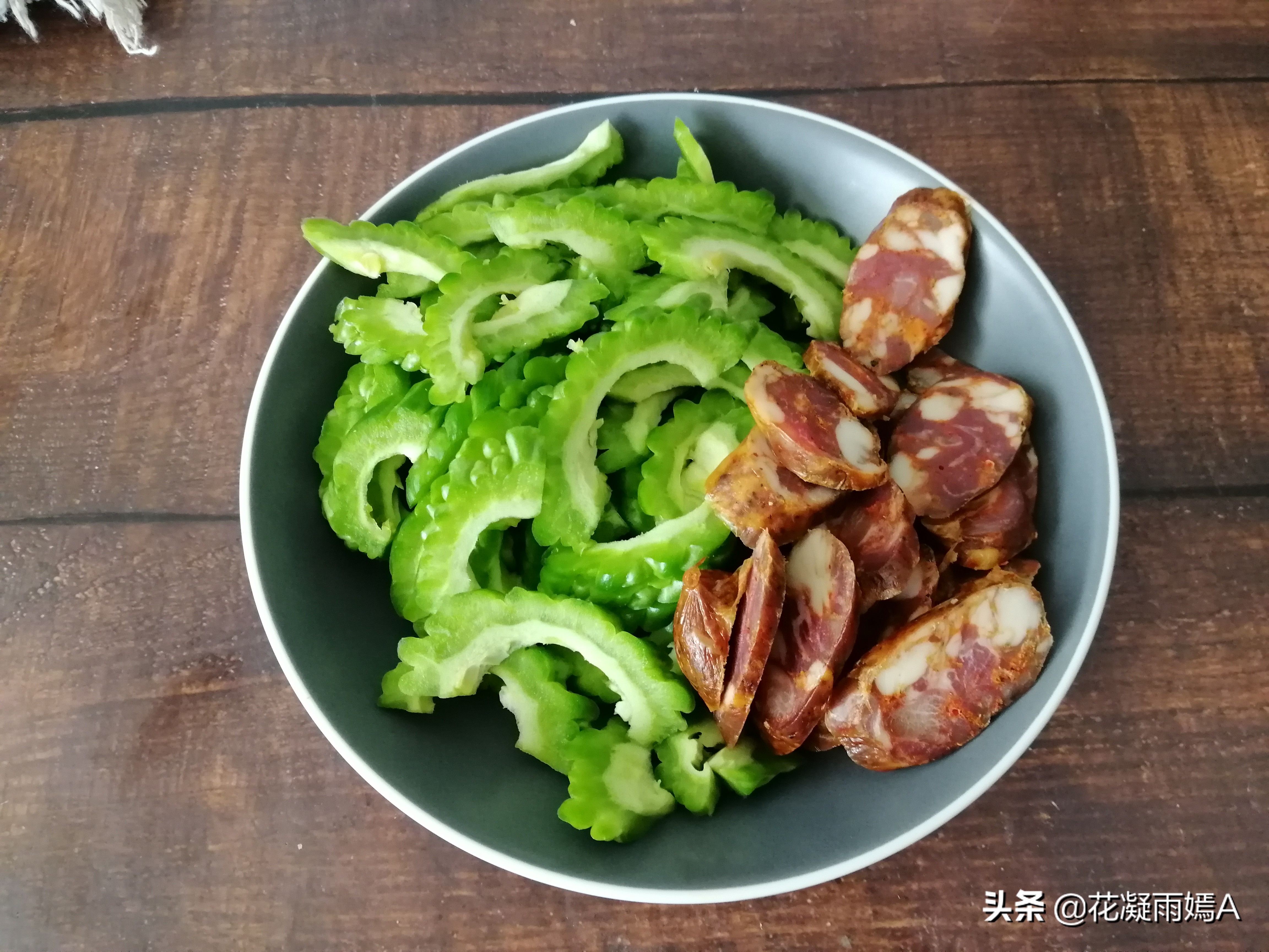 夏天要吃苦瓜，清热解暑，补充维C，常吃健脾开胃，1块钱1斤