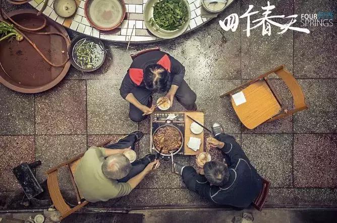 这个男人4年只花1500块陪父母，却看哭千万中国人，巩俐为他点赞