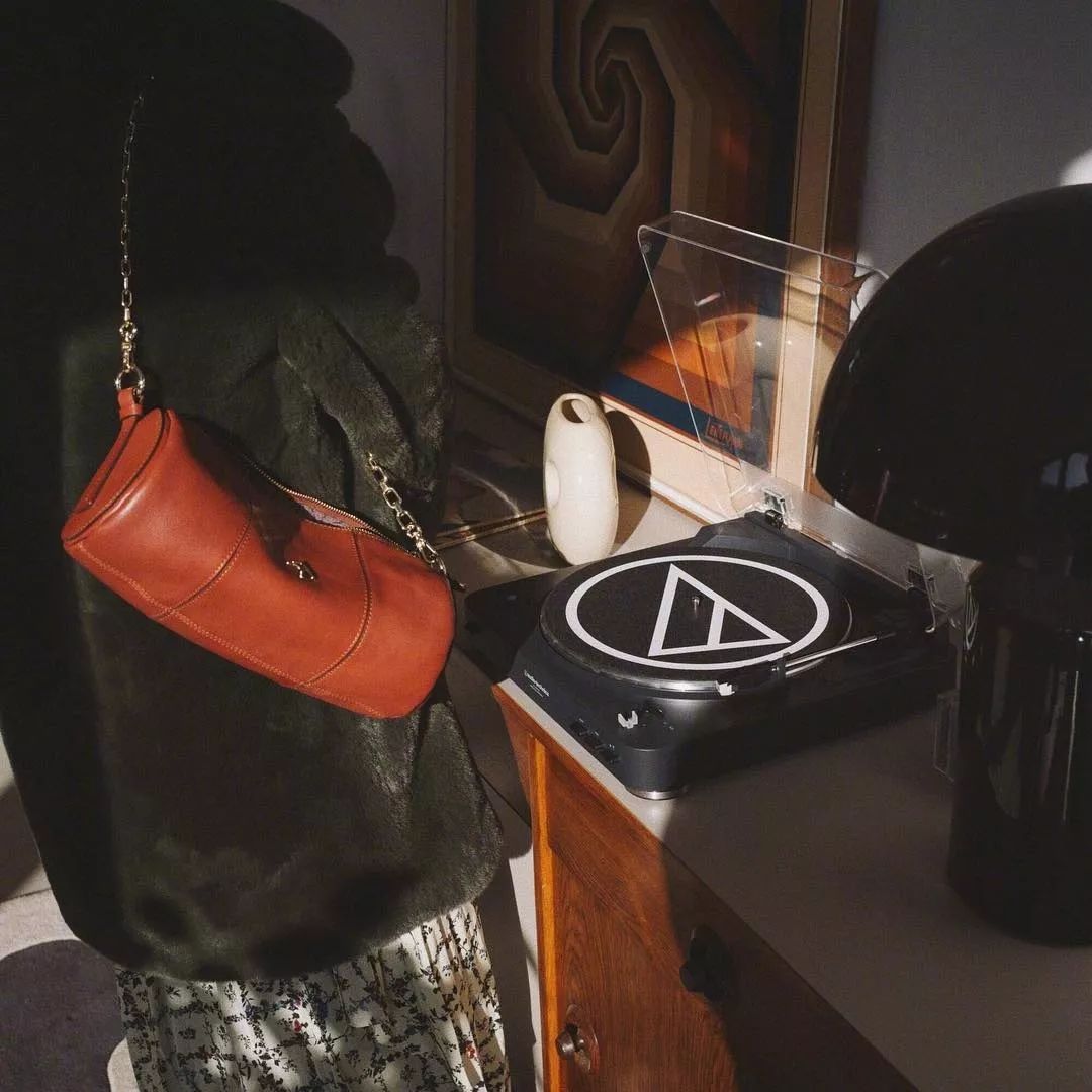 春天适合什么颜色包包,春天背什么颜色的包包