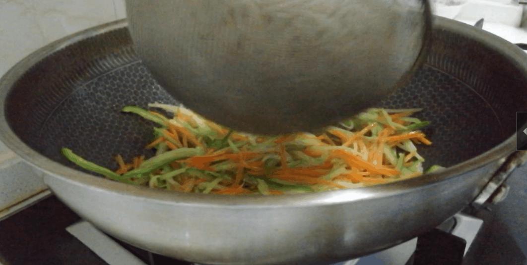 酱油炒面粘锅,炒粉炒面一放酱油就粘锅