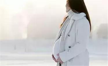 冬日里的漂亮准妈妈