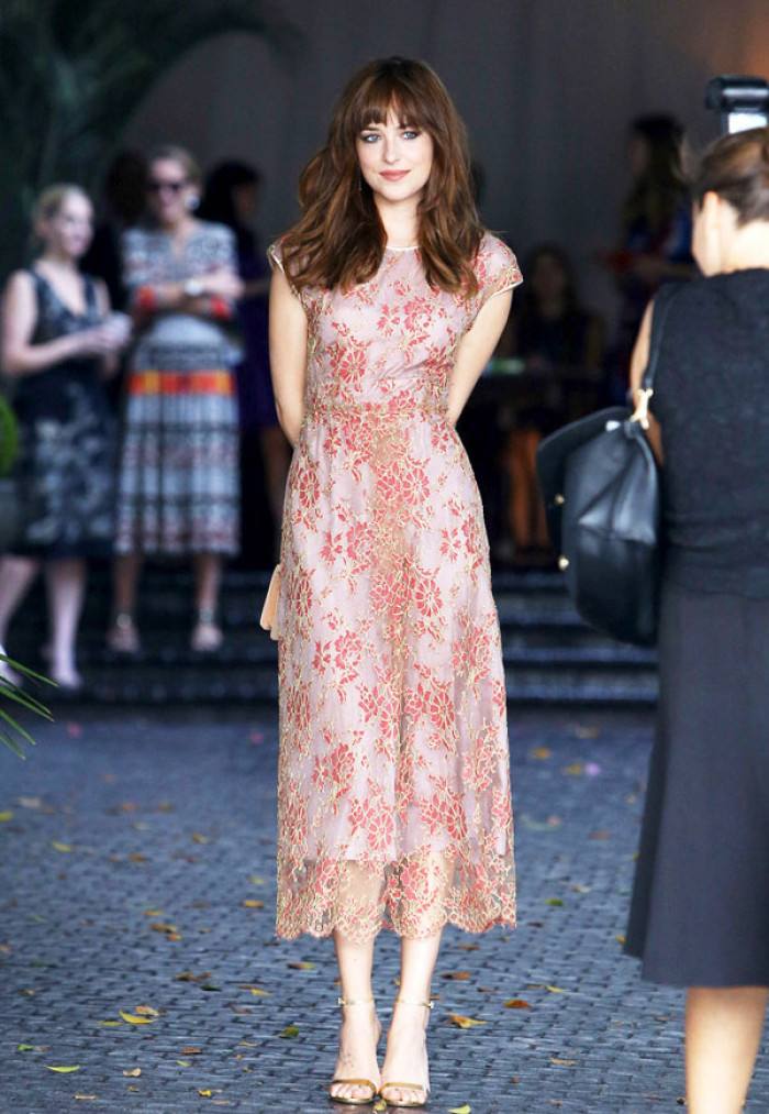 渔网袜加蕾丝裙日常穿搭,白色长蕾丝裙怎么穿好看