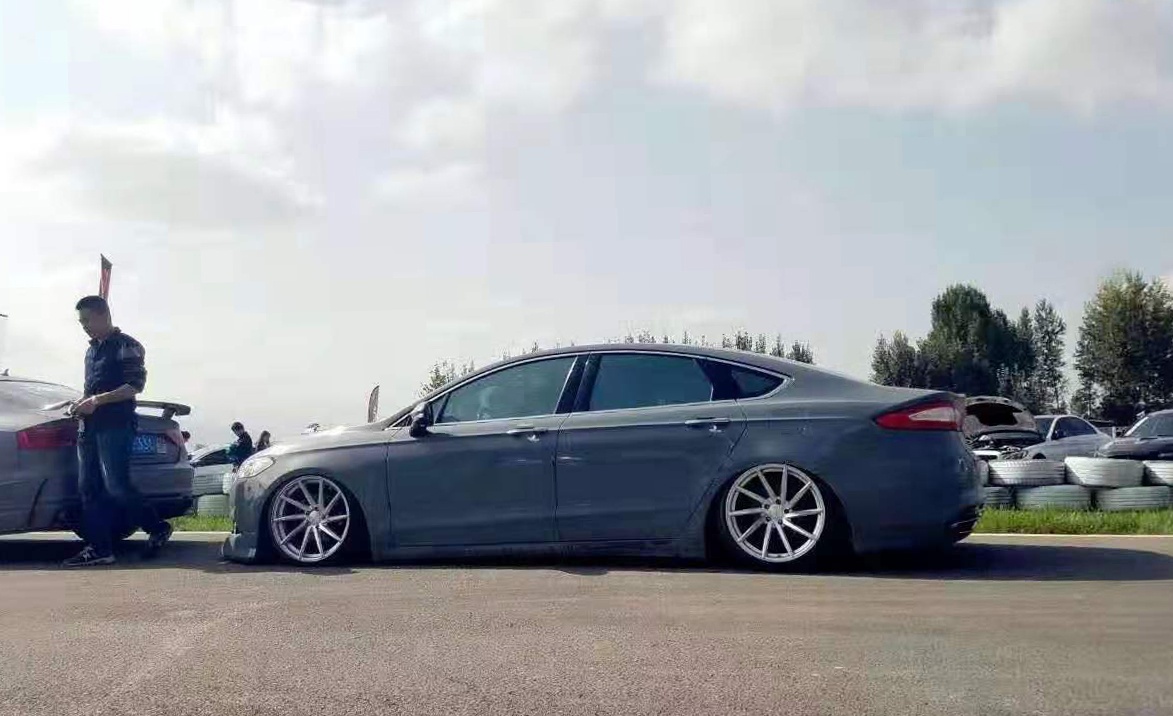 新款奔驰c200改装最帅效果,小县城越野改装店