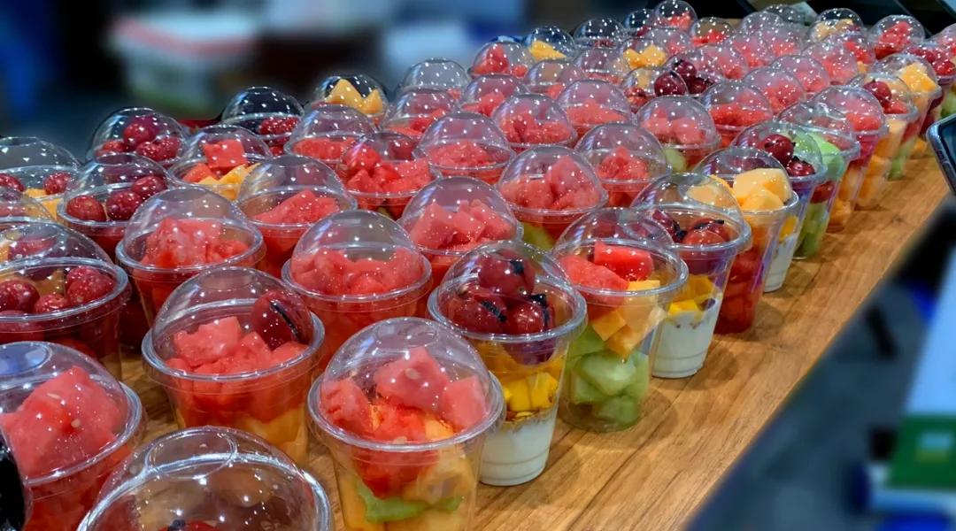 把西瓜切开卖，单价翻了一倍，年轻人为什么还会买？