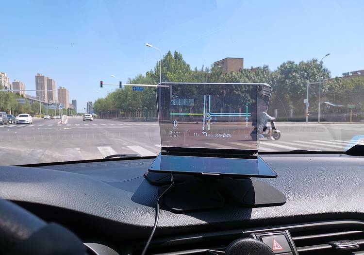 百路达HUD:听歌追剧看小猪佩奇?这才是车载导航的正确打开方式