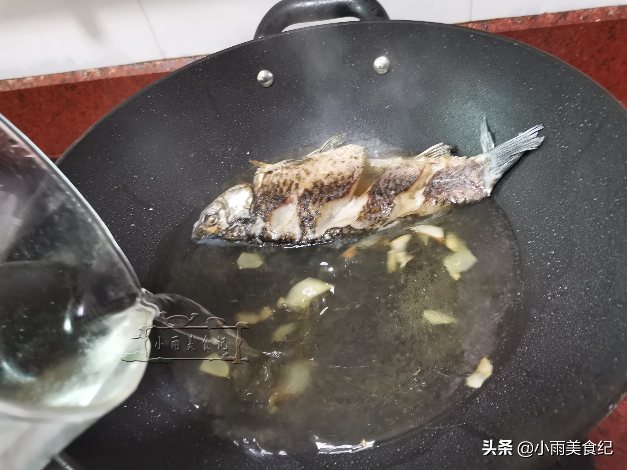 熬鱼汤的做法才又白又鲜,煮鱼汤不用煎的做法