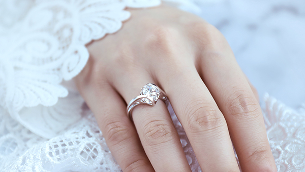 求婚选求婚戒指还是对戒,求婚要买求婚戒指吗