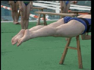 蛙泳腿部翻脚错误纠正,蛙泳在水中腿部翻脚忘记了怎么办