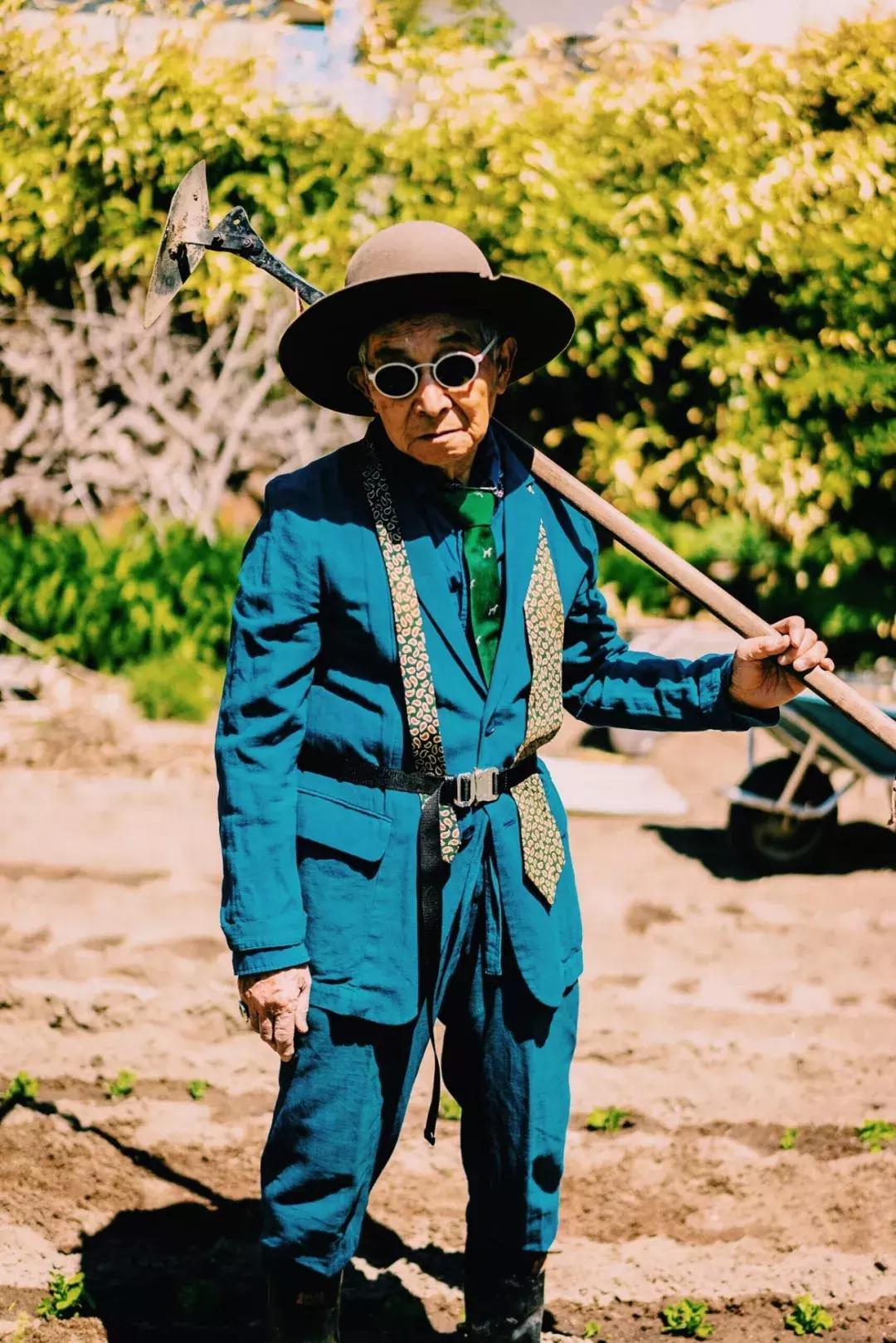 大爷一夜之间变成帅哥,农村大爷变型男