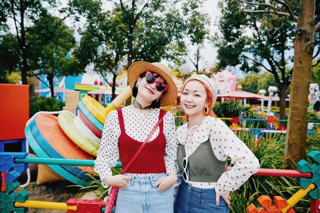 我们在上海迪士尼里玩耍了一天,发现穿的美才能玩的好!