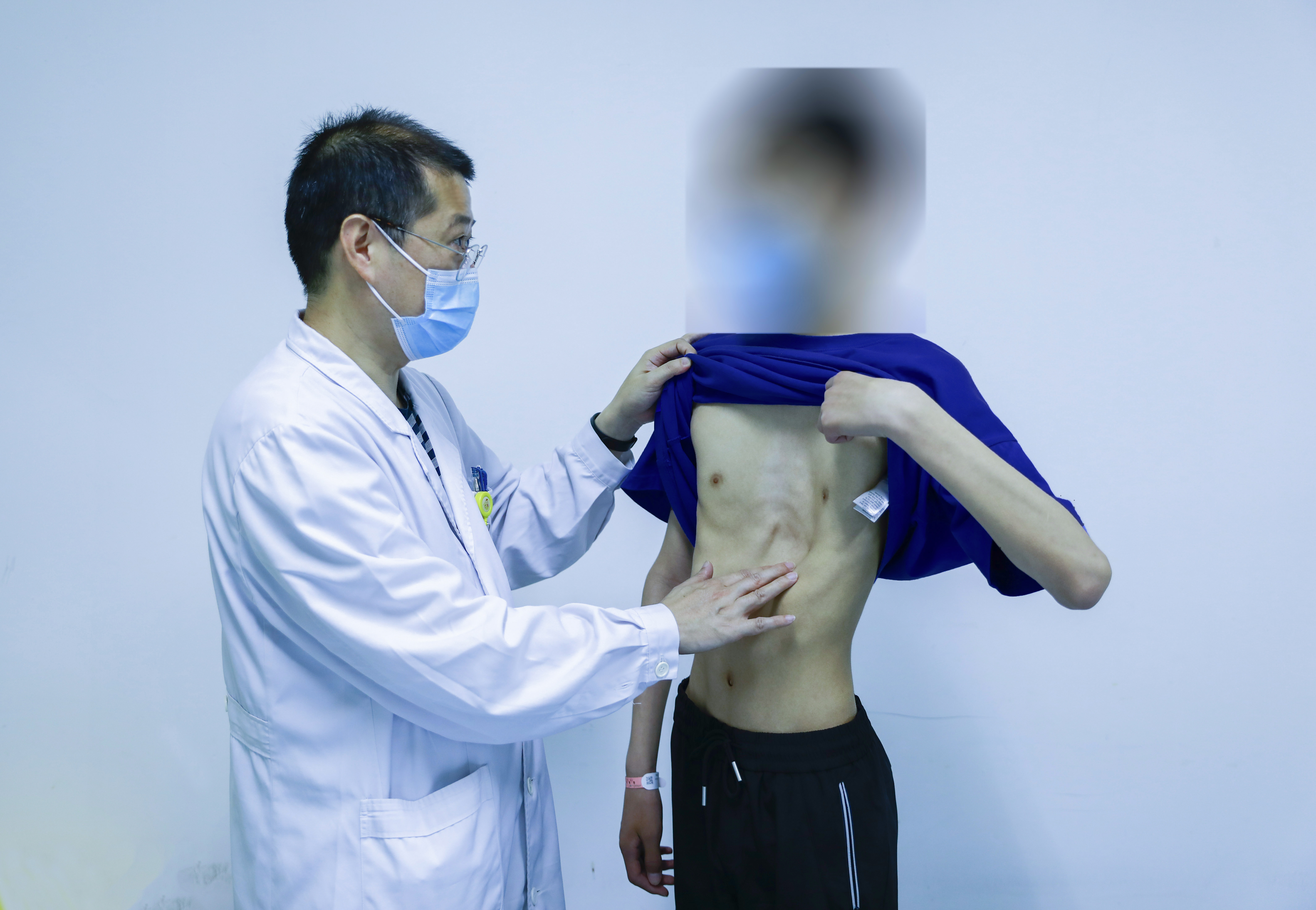 儿童胸口凹陷4厘米,儿童胸口凹陷正常图