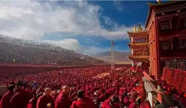 色达下雪了红白交织,色达下雪了图片大全