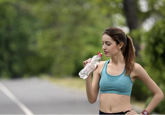 夏天跑步如何防中暑,夏天跑步如何避免湿气加重