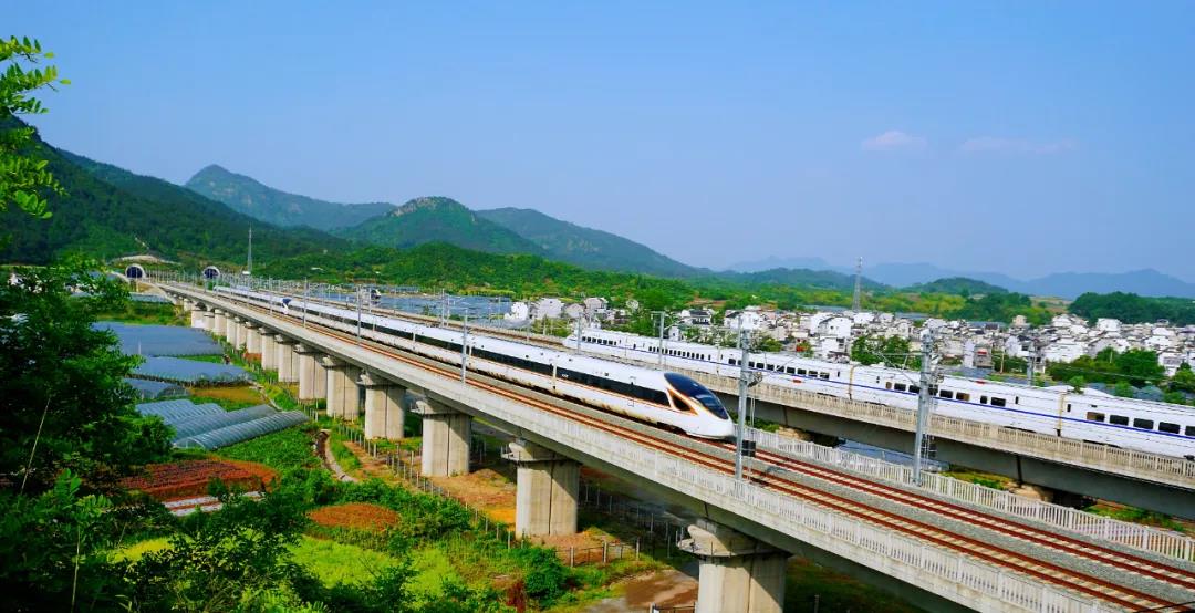 高铁不晕车的原因,坐高铁为什么感觉不到快