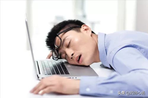 睡梦中感觉身体不舒服惊醒,睡梦中一惊一乍是怎么回事