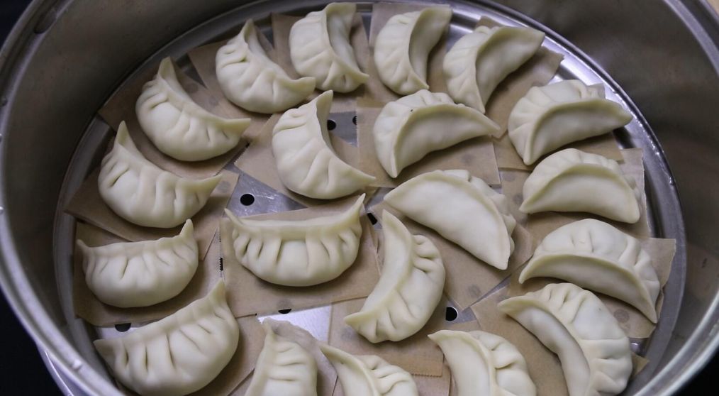 家庭版茄子馅饺子家常做法 (如何在家制作茄子馅饺子)