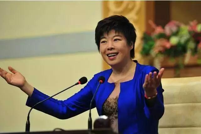 火爆一时的“国学大师”于丹，曾被北大学子赶下台，如今大不如前