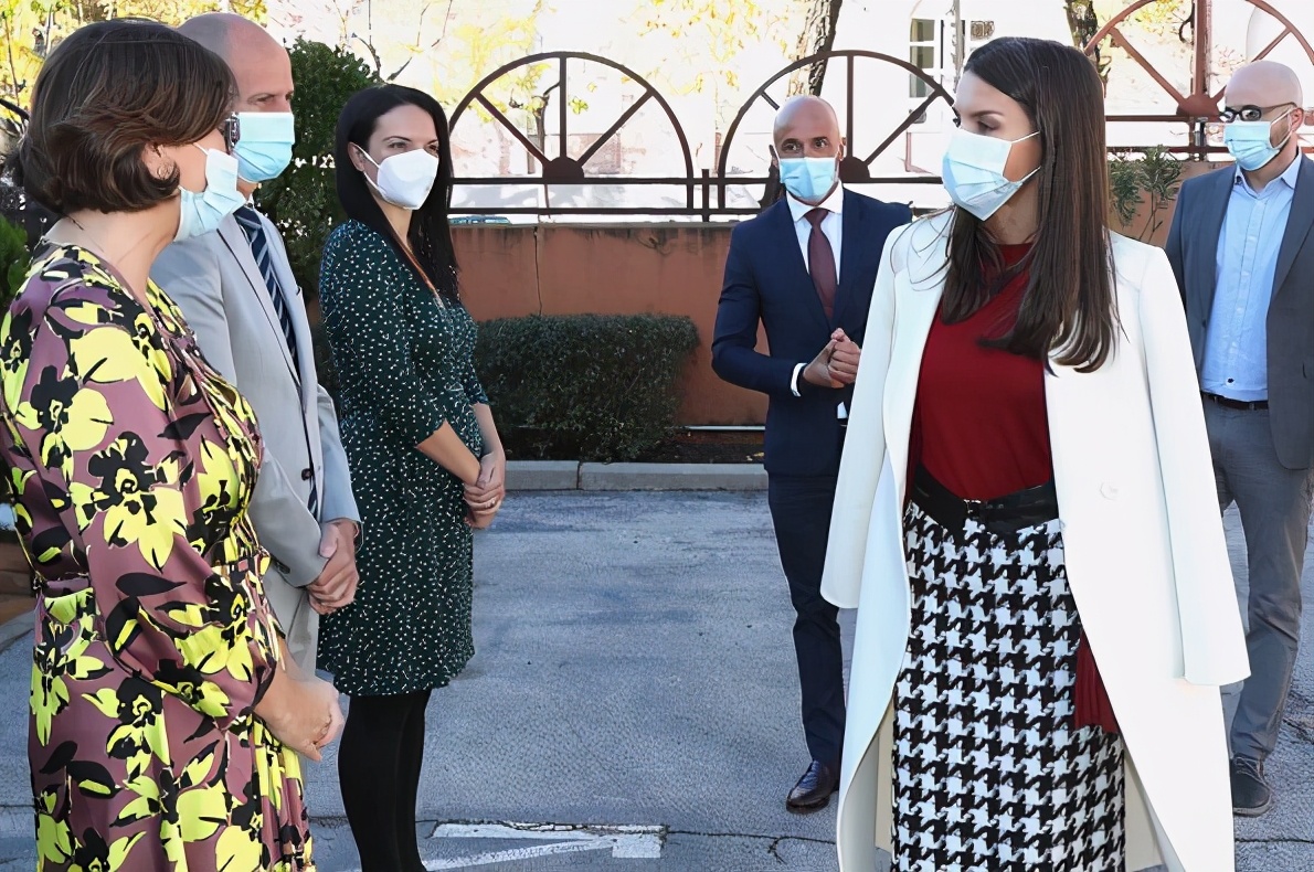 莱后这次让人眼前一亮啊！红毛衣配千鸟格裙，纯白大衣霸气披上肩