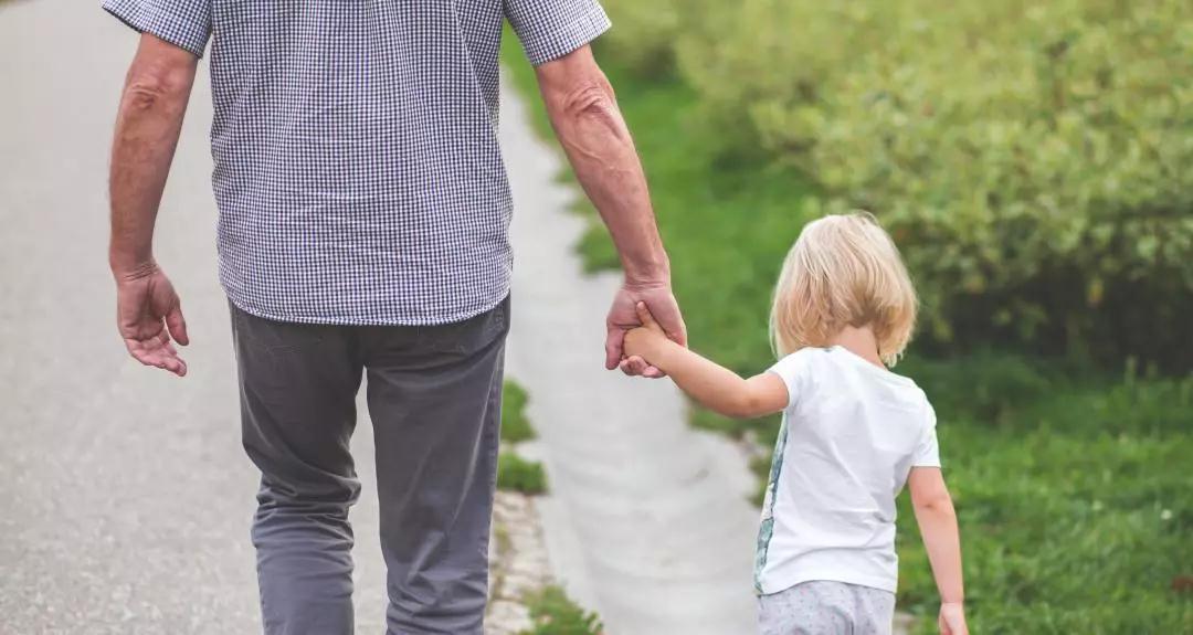 亲子春游互动活跃气氛,怎样出游才算有效的亲子活动