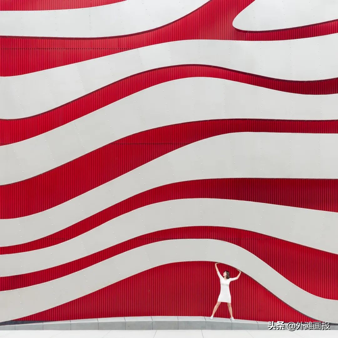 情侣旅行拍照片怎么拍出高级感,很火的一对情侣拍照很有技巧