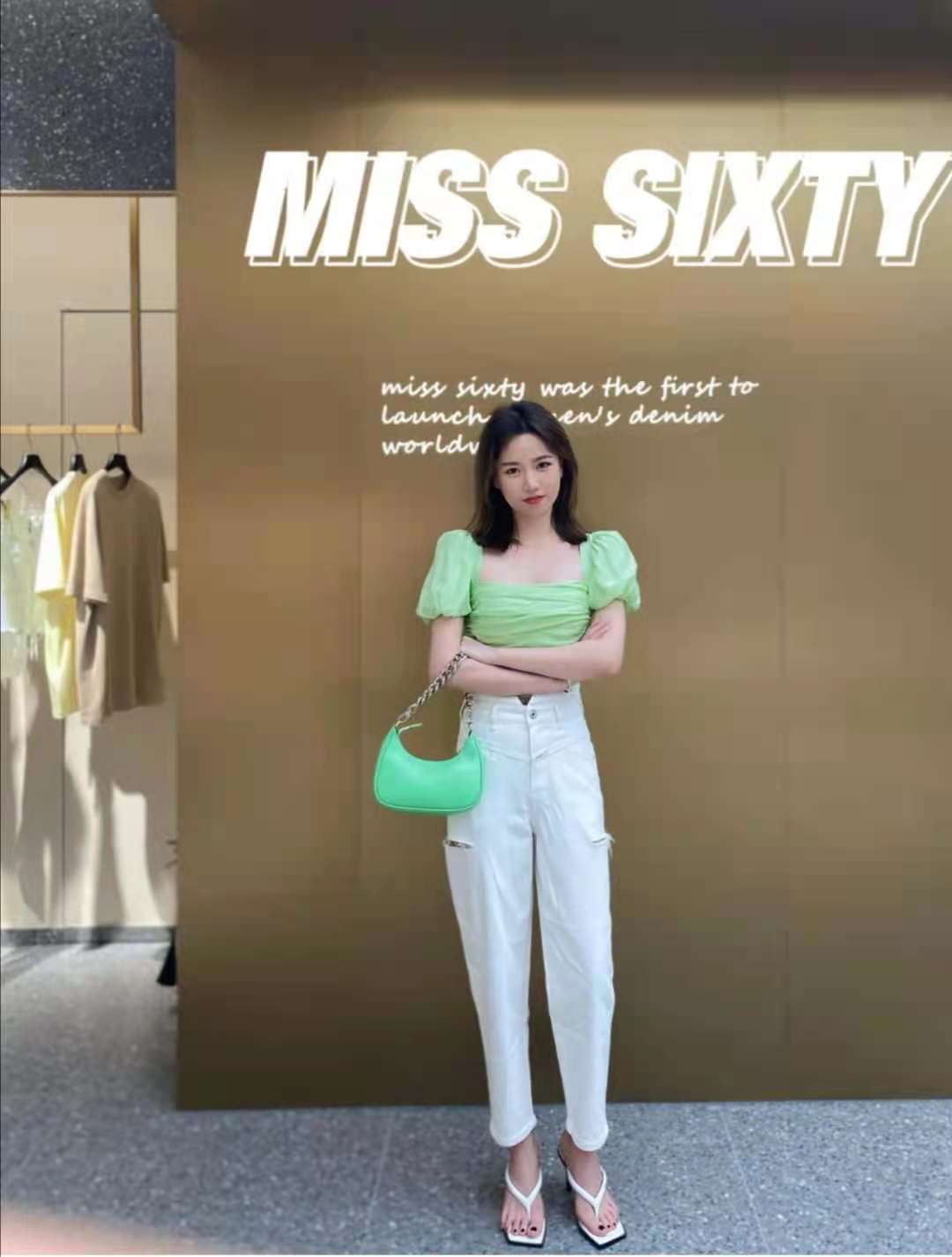 50岁白裤子搭什么上衣好看,米白宽腿裤子配什么上衣好看