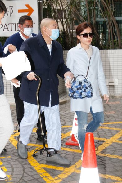 香港女首富甘比黑裙出席典礼,香港女首富甘比的成功